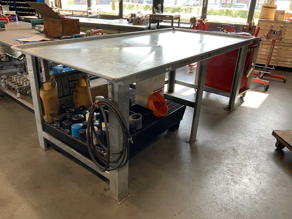 Overhaul work table with oil collection