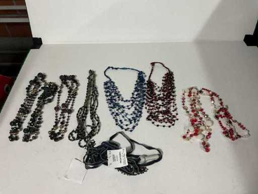Various necklaces (10x)