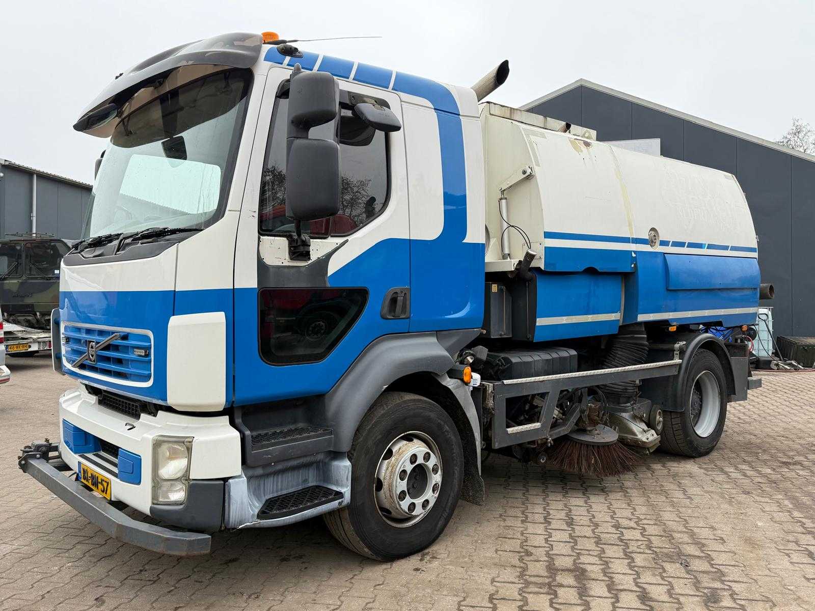 Volvo – 2009 – Sweeper – Truck