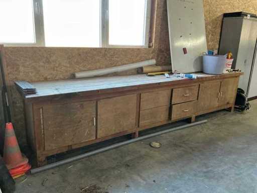 Houten werkbank met inhoud