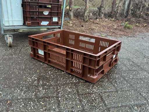 Empilement de caisses (environ 15 pièces) dans un chariot