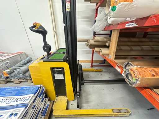 Yale - 2005 - MS15X - Stacker