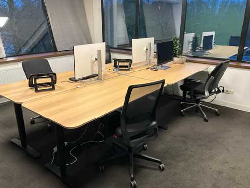 Electrically adjustable desk (4x)