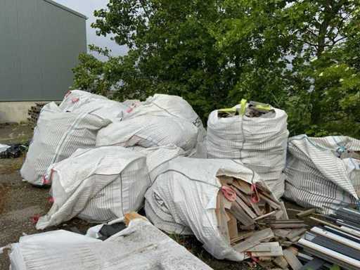 Sacs gros avec des restes de bois