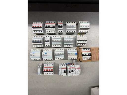 ABB, Attema, Eaton, Hager, Schneider Electric - Componenti del quadro di distribuzione inclusi interruttori per perdita di terra e interruttori principali (23x)