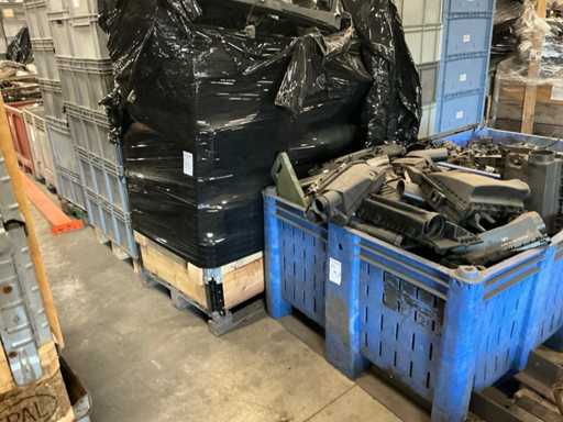 Batch of Mercedes-Benz auto parts