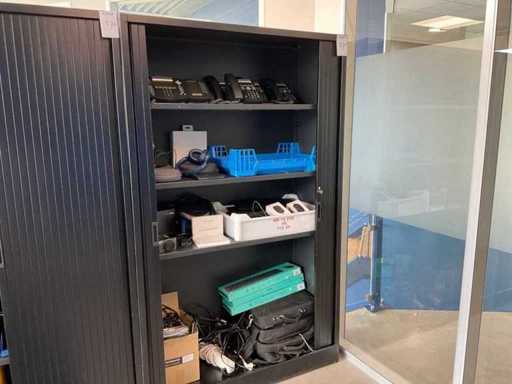 Blindtürschrank mit Inhalt