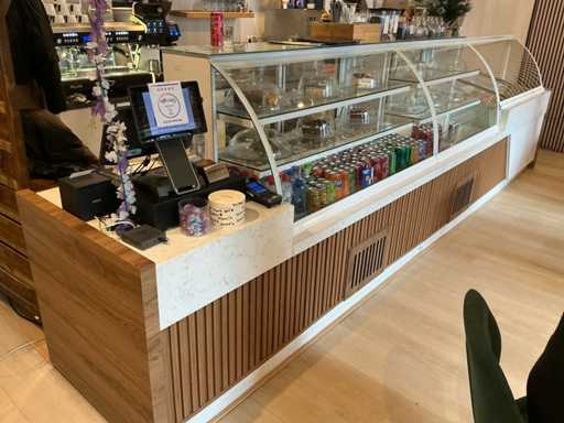 Kombinacja wyświetlaczy chłodniczych o szerokości 4,9 m