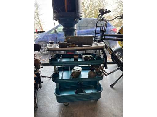 Oude werkbak met materiaal