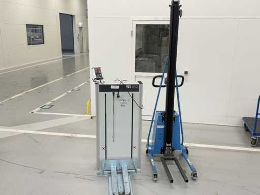   2 transpalettes électriques à caisse