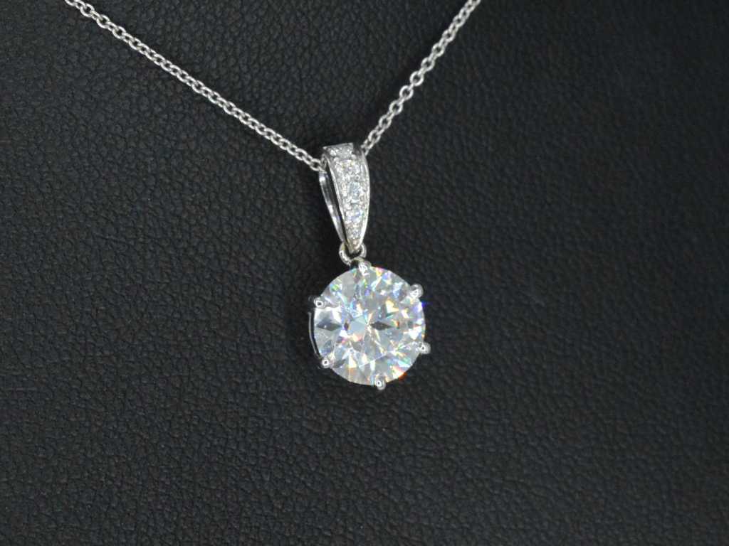 Pendentif solitaire en or blanc avec un diamant de 1,50 carat