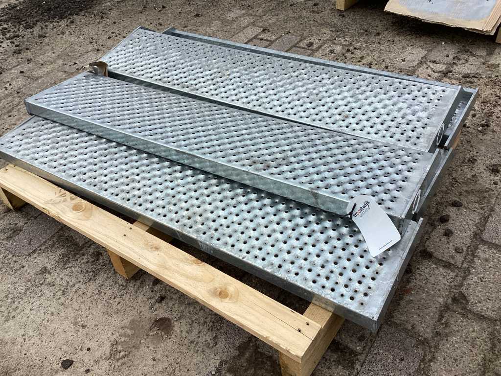 Galvanized steel stair step (5x)