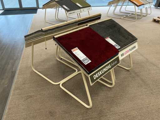 Étagère d’achat avec des échantillons de moquette (40 fois)