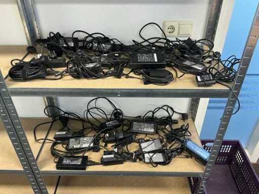 Charge verschiedener Laptop-Ladegeräte (22x)