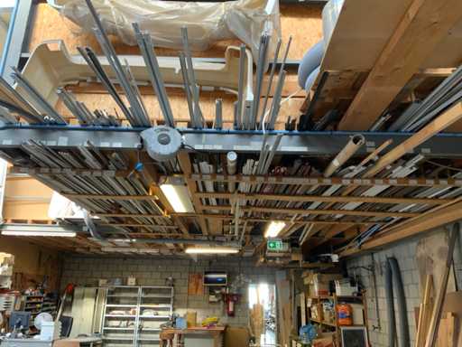 Un lot mare de profile din aluminiu/plastic cu cauciucuri