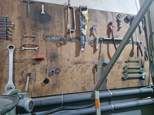 Tableau d’outils d’atelier avec outils manuels