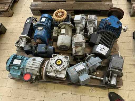 Stock d’accessoires, de pièces détachées et de stocks d’entrepôt