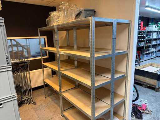 Partia półek (w dużej mierze rozebrana)