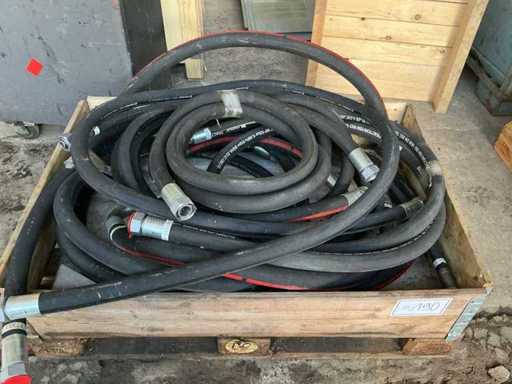 Skrzynia paletowa z wężami hydraulicznymi