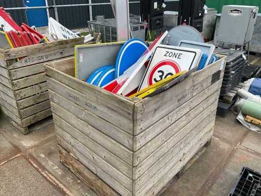 Serie di vari cartelli segnaletici