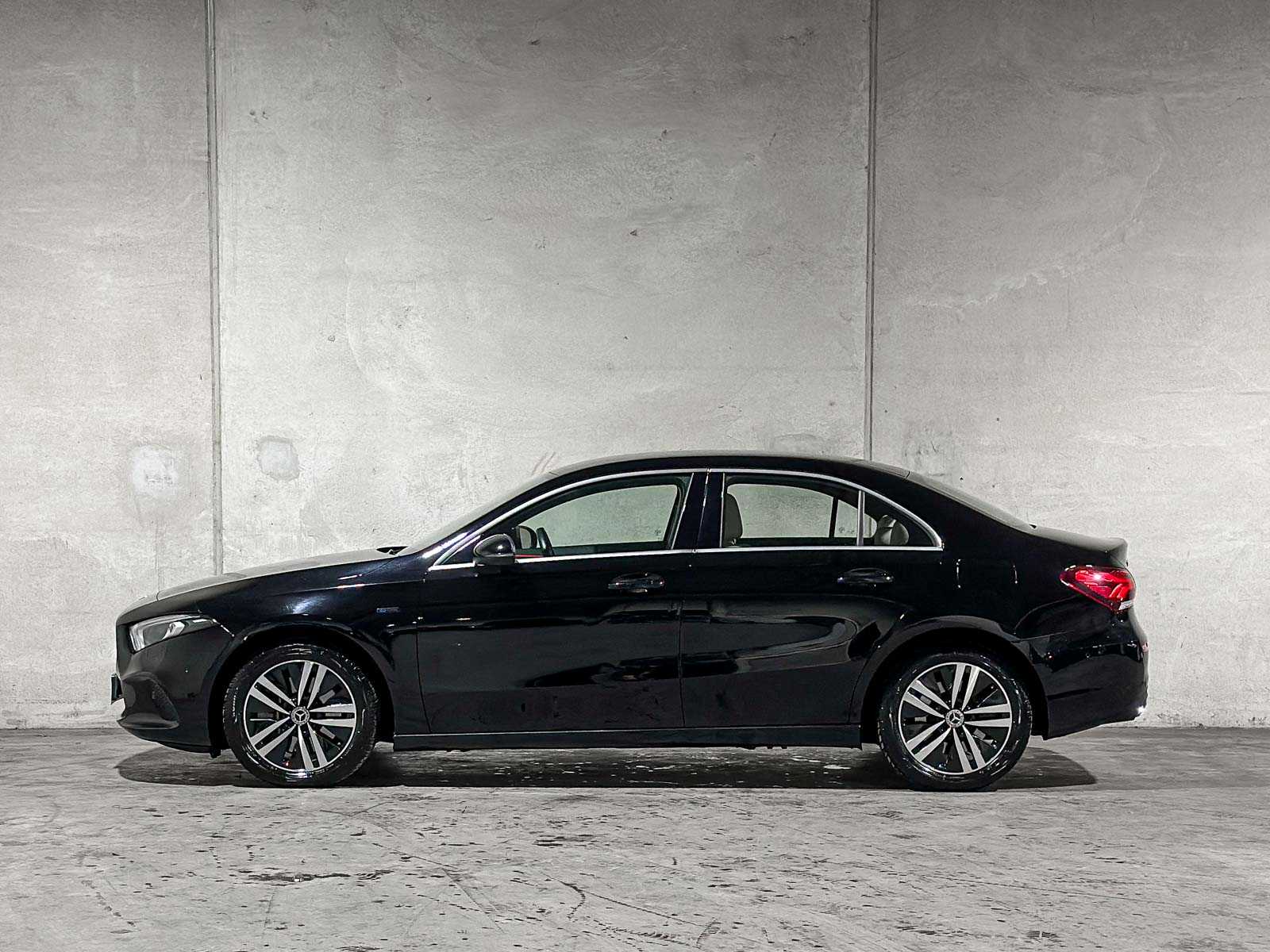 Mercedes-Benz A250 e Business Solution Luxury Limited 218pk 2020 (Origineel-NL + 1e Eigenaar) A-klasse, J-849-SG