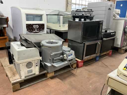 Batch of various kitchen equipment