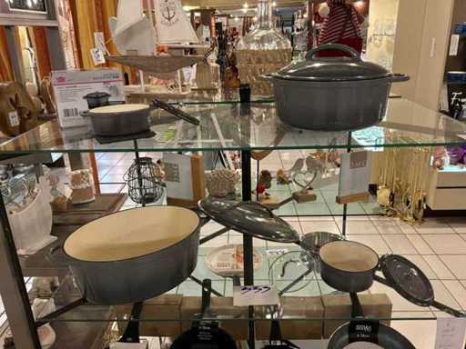 Cast iron cooking pot set