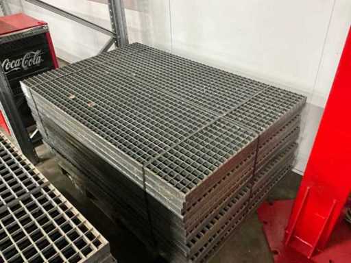 Galvanized slatted floor (15x)