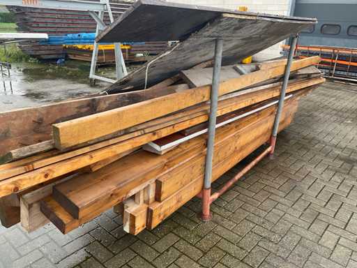 Lot de diverse tipuri de lemn pentru grinzi