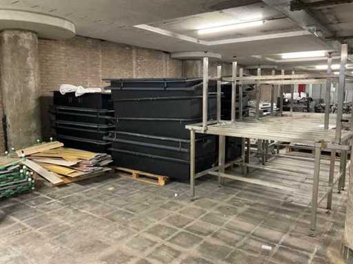 Un lot de tăvi de cultivare din plastic cu țevi și senzori
