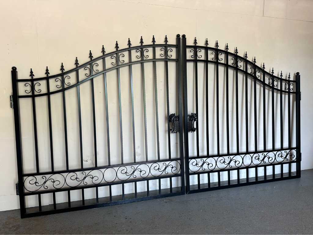 Entrance gate Plain style 547 cm