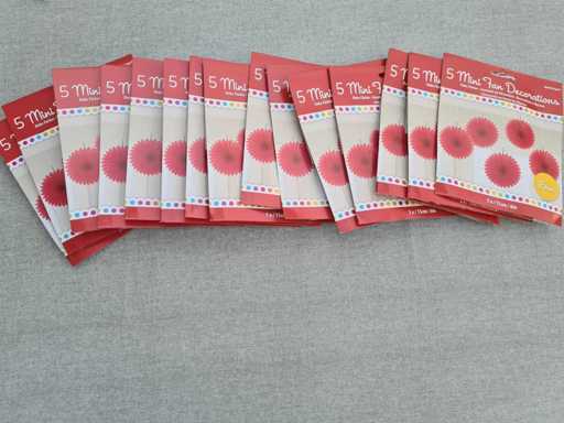 Decoratie rode papieren waaiers