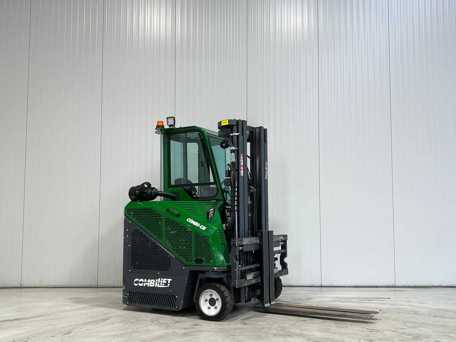 Combilift – 2022 – C2500CB LPG – 4.9M Triplex, Free-Lift, Side-Shift, Fork Positioner – 4-Way Truck