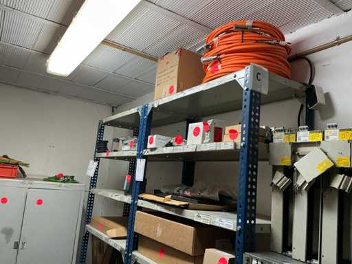 Charge von Verbindungskabeln und verschiedenen elektronischen Komponenten für CNC