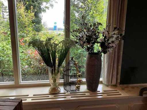 Vases with artificial flowers (3x)