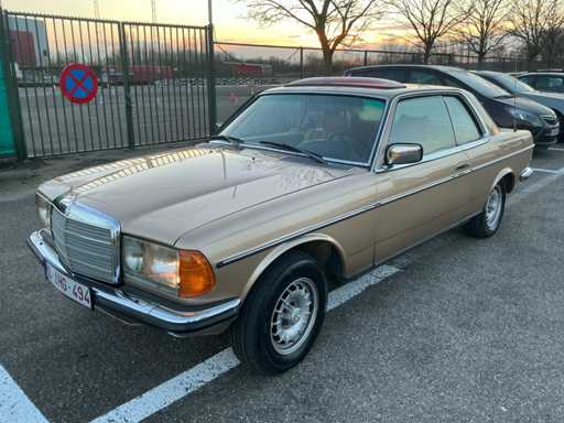 Mercedes 280CE voiture classique de tourisme de 1976