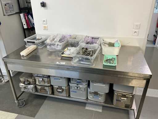 Set chirurgisch gereedschap + roestvrijstalen tafel