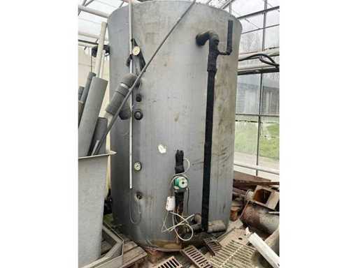 Groot opslagvat met pomp Wilo.