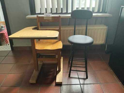Houten schoolbankje