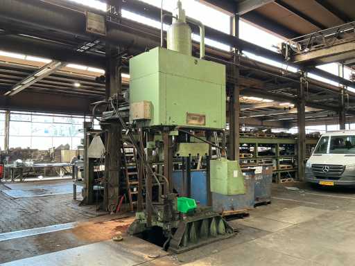 K Hydraulic thermoforming press