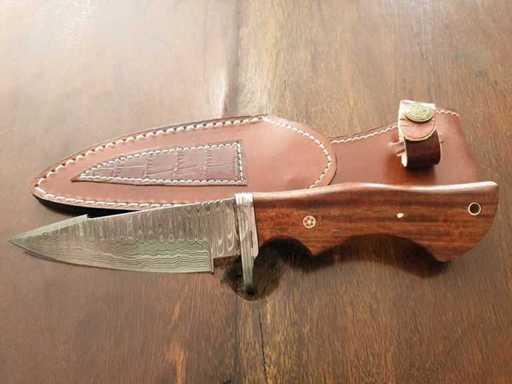 Damascus hunting knife – unique and robust