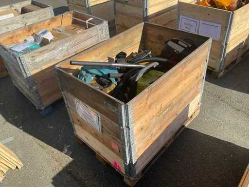 Zestaw przemysłowych odkurzaczy, w tym akcesoria