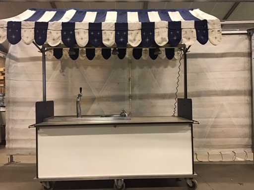 Bancarella di vendita con refrigeratore d'acqua e lavandino