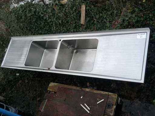 Built-in Sink and roller tub on wheels