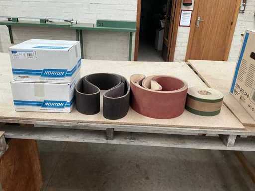 Série de différentes bandes ponçables