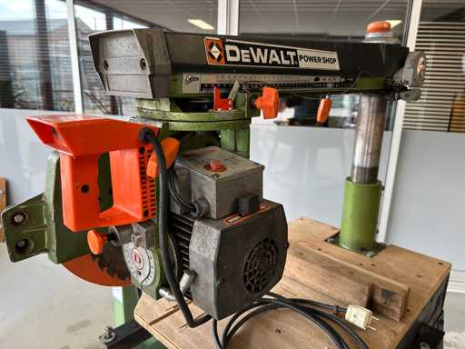 DeWalt Radial Arm Saw Machine
