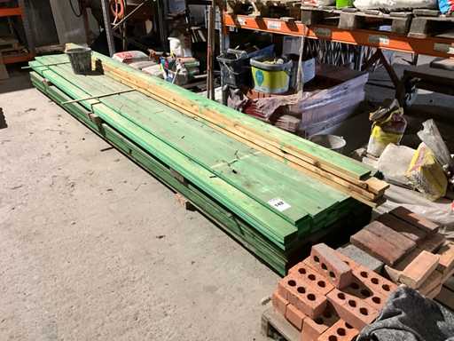 Lotto di legno da costruzione bagnato