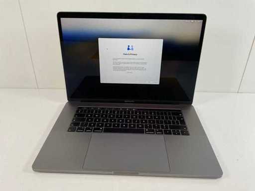 Apple MacBook Pro 15,5”, HexaCore i7, 16 GB RAM, 512 GB NVMe, AMD Radeon Pro 555X 4GB Laptop