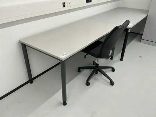 Bureautafel met draaistoel