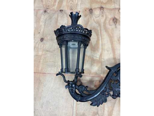 Lamp? de perete din font?